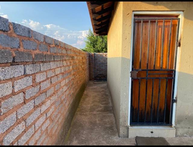 6 BEDROOM HOUSE FOR SALE IN MOLELEKI